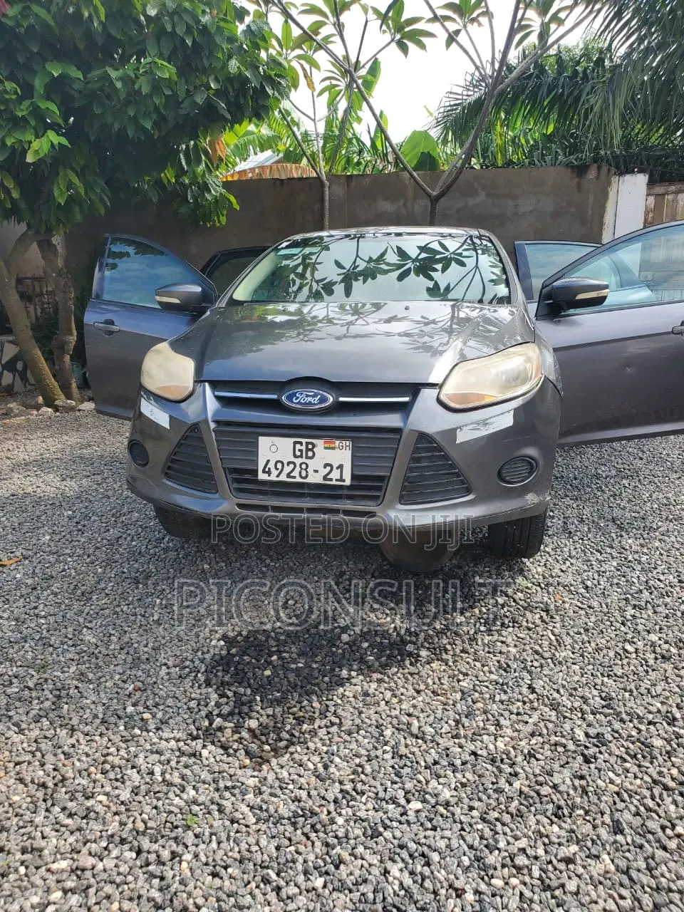 Ford Focus SE Sedan FWD (2.0L 4cyl 5M) 2012 Gray