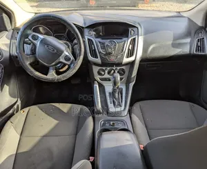 Ford Focus SE Sedan FWD (2.0L 4cyl 5M) 2012 Gray
