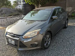Ford Focus SE Sedan FWD (2.0L 4cyl 5M) 2012 Gray