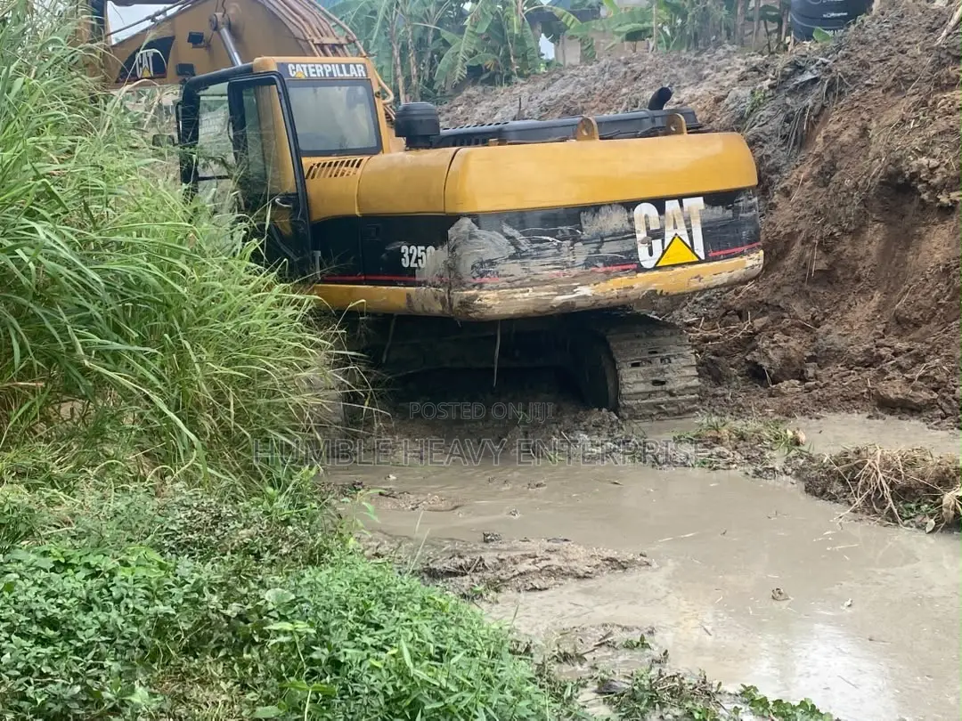 325 CL Excavator