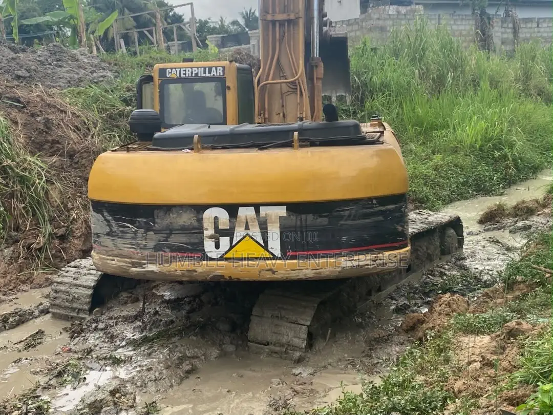 325 CL Excavator