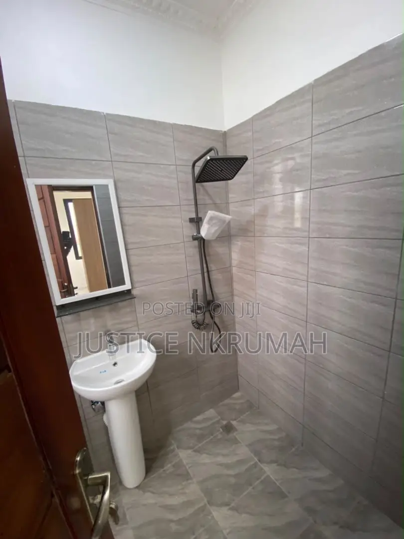 2bdrm Apartment in Mr Justice Estate, Ablekuma for rent