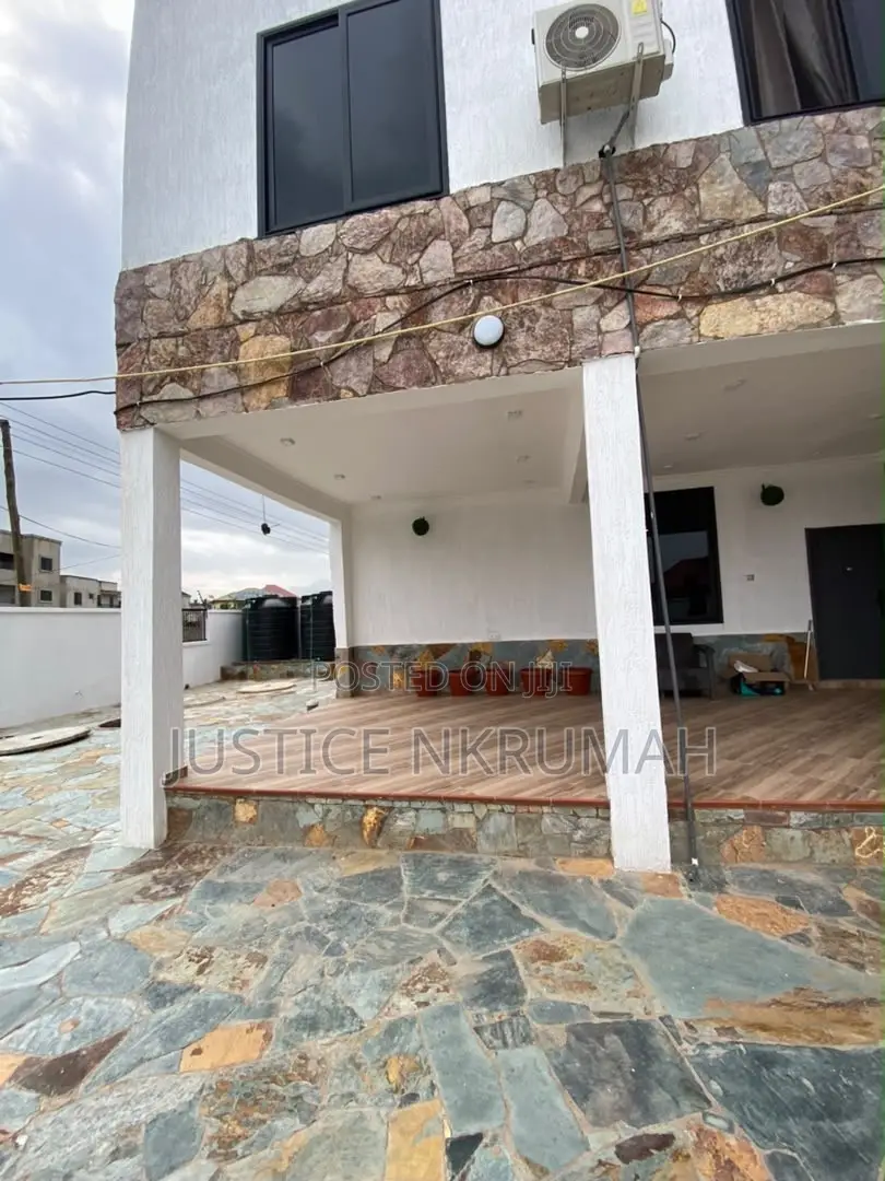 2bdrm Apartment in Mr Justice Estate, Ablekuma for rent