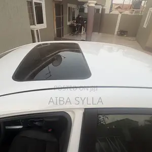 Toyota Corolla SE (1.8L 4cyl 6M) 2018 White