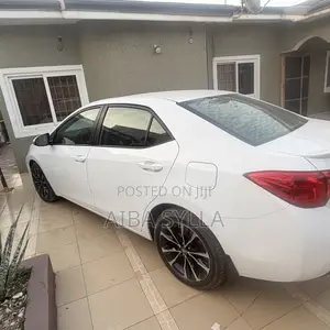 Toyota Corolla SE (1.8L 4cyl 6M) 2018 White