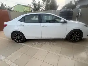 Toyota Corolla SE (1.8L 4cyl 6M) 2018 White