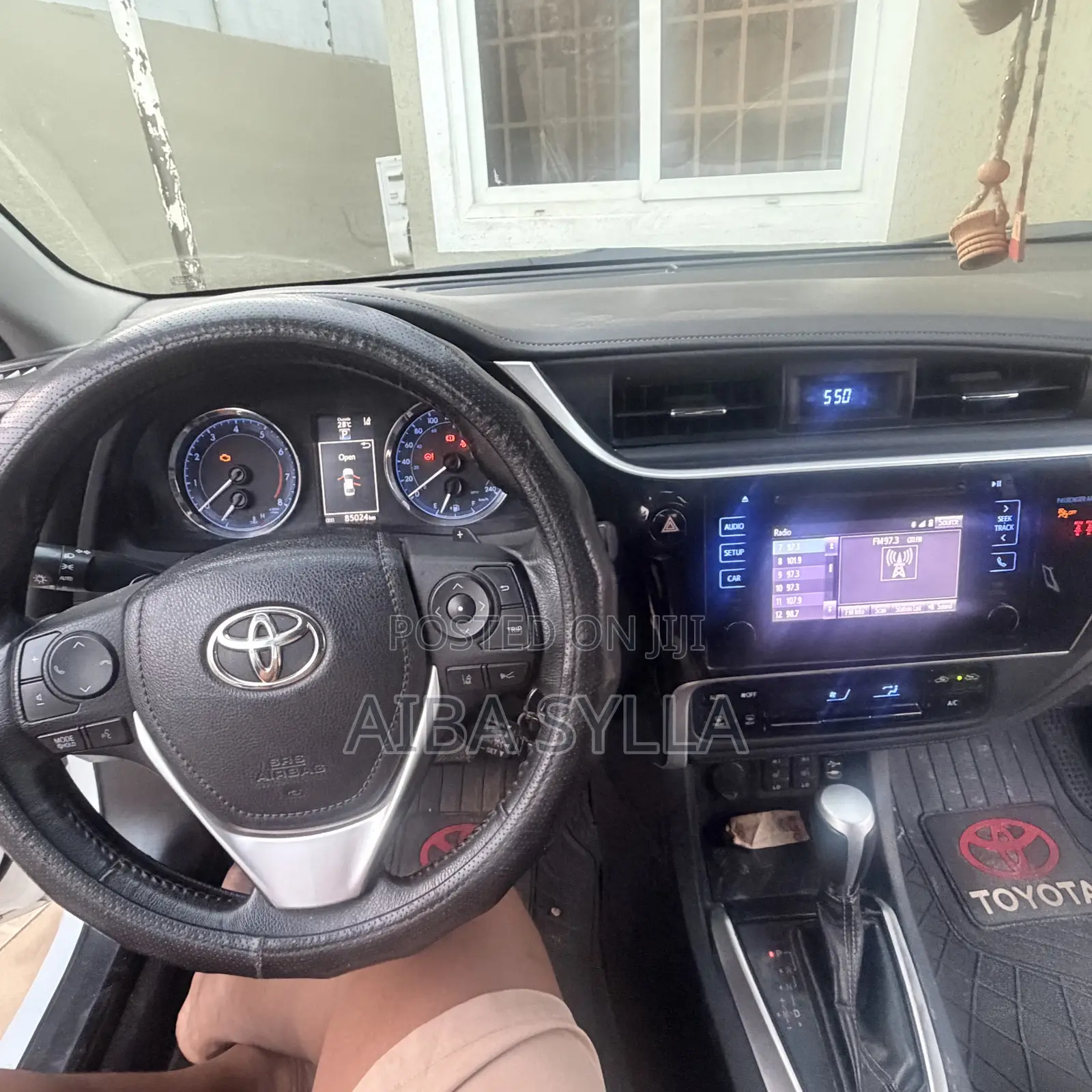 Toyota Corolla SE (1.8L 4cyl 6M) 2018 White