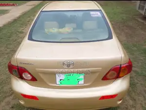 Toyota Corolla Base 4dr Sedan (1.8L 4cyl 5M) 2010 Gold