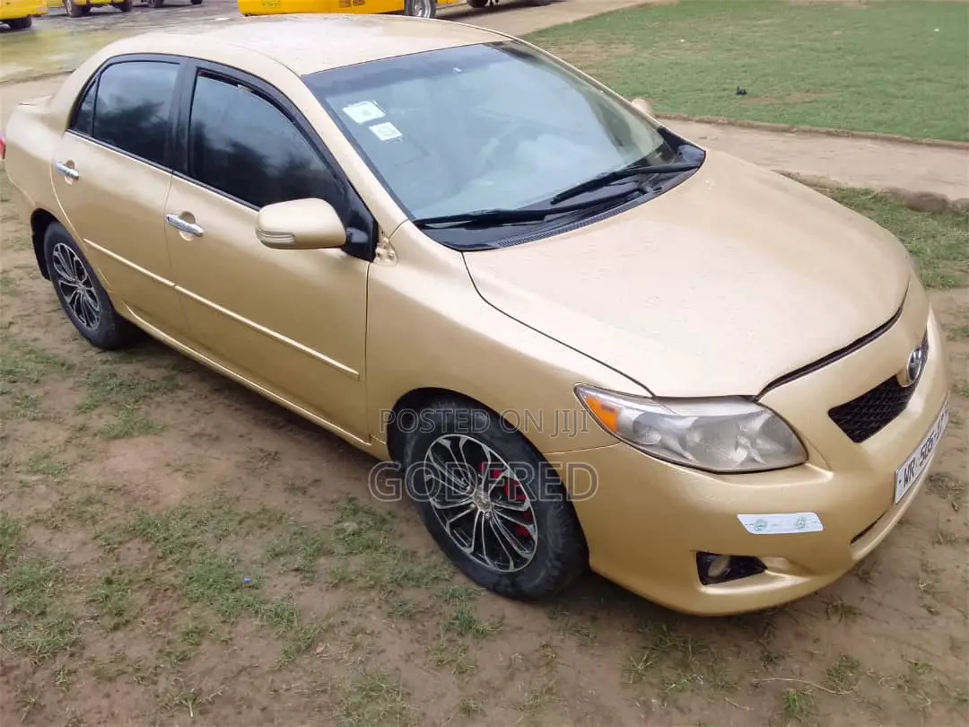 Toyota Corolla Base 4dr Sedan (1.8L 4cyl 5M) 2010 Gold