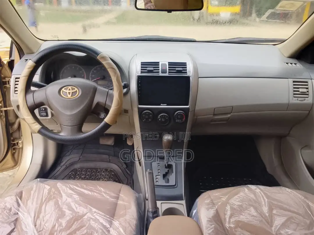 Toyota Corolla Base 4dr Sedan (1.8L 4cyl 5M) 2010 Gold