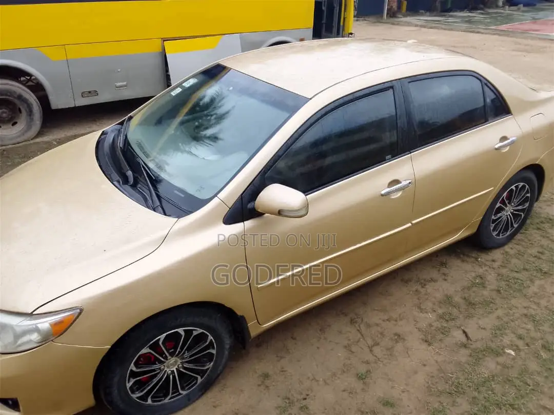 Toyota Corolla Base 4dr Sedan (1.8L 4cyl 5M) 2010 Gold