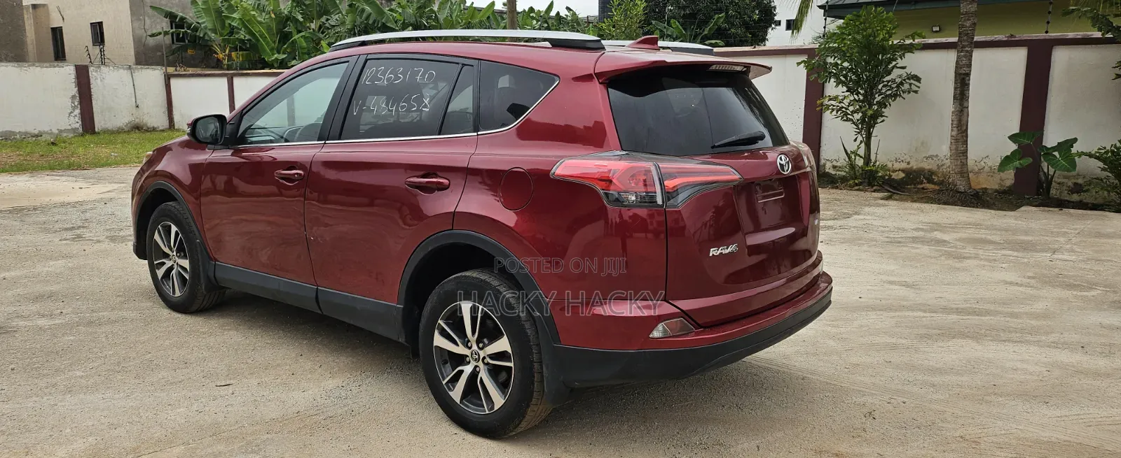Toyota RAV4 LE 4dr SUV (2.5L 4cyl 6A) 2018 Red