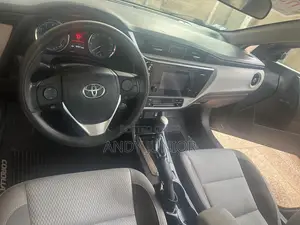 Toyota Corolla LE (1.8L 4cyl 2A) 2018 Silver