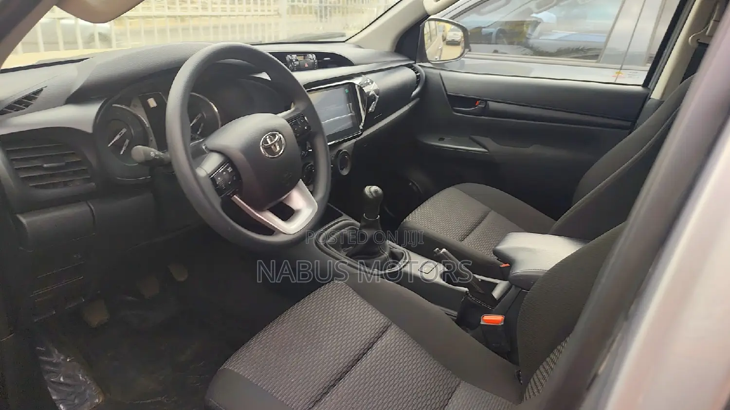 Toyota Hilux SR5+ 2026 Silver