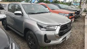 Toyota Hilux SR5+ 2026 Silver