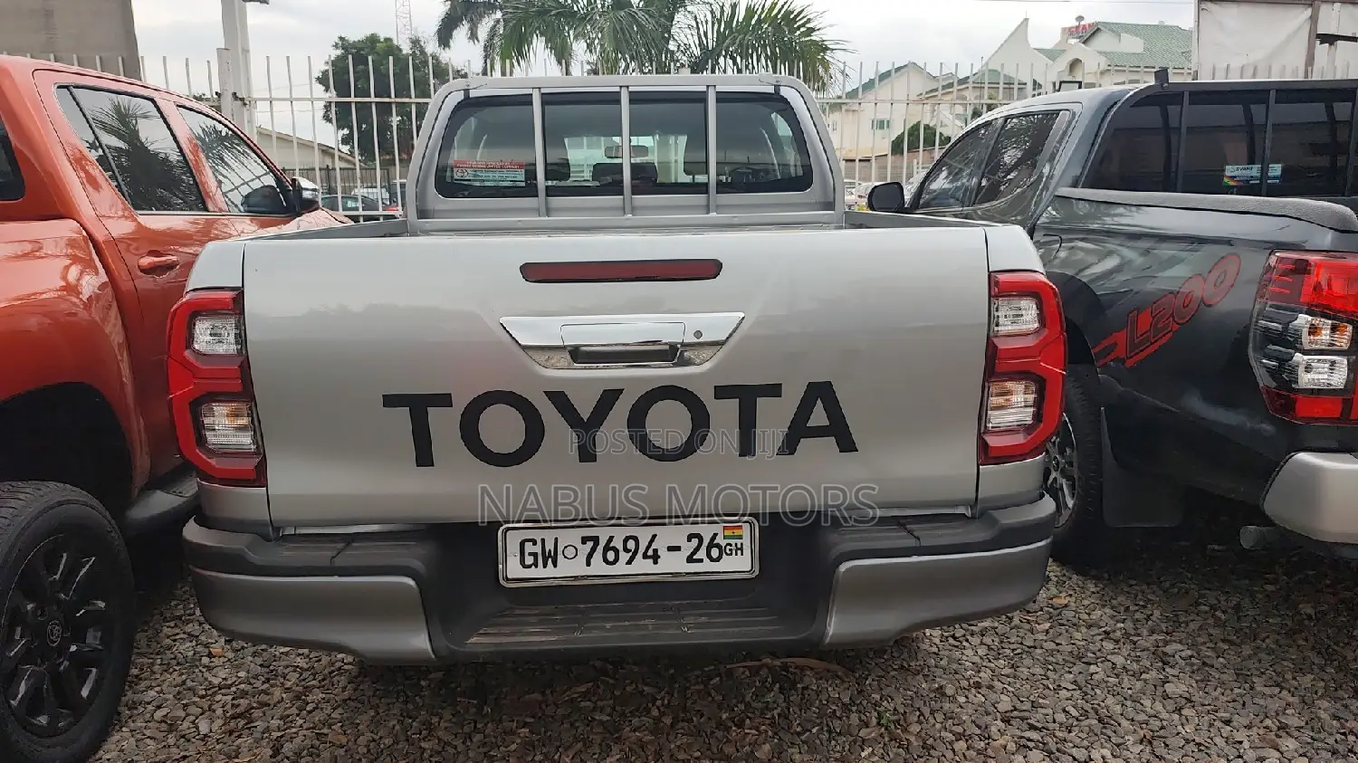 Toyota Hilux SR5+ 2026 Silver