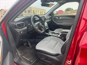 Ford Explorer 2022 Red