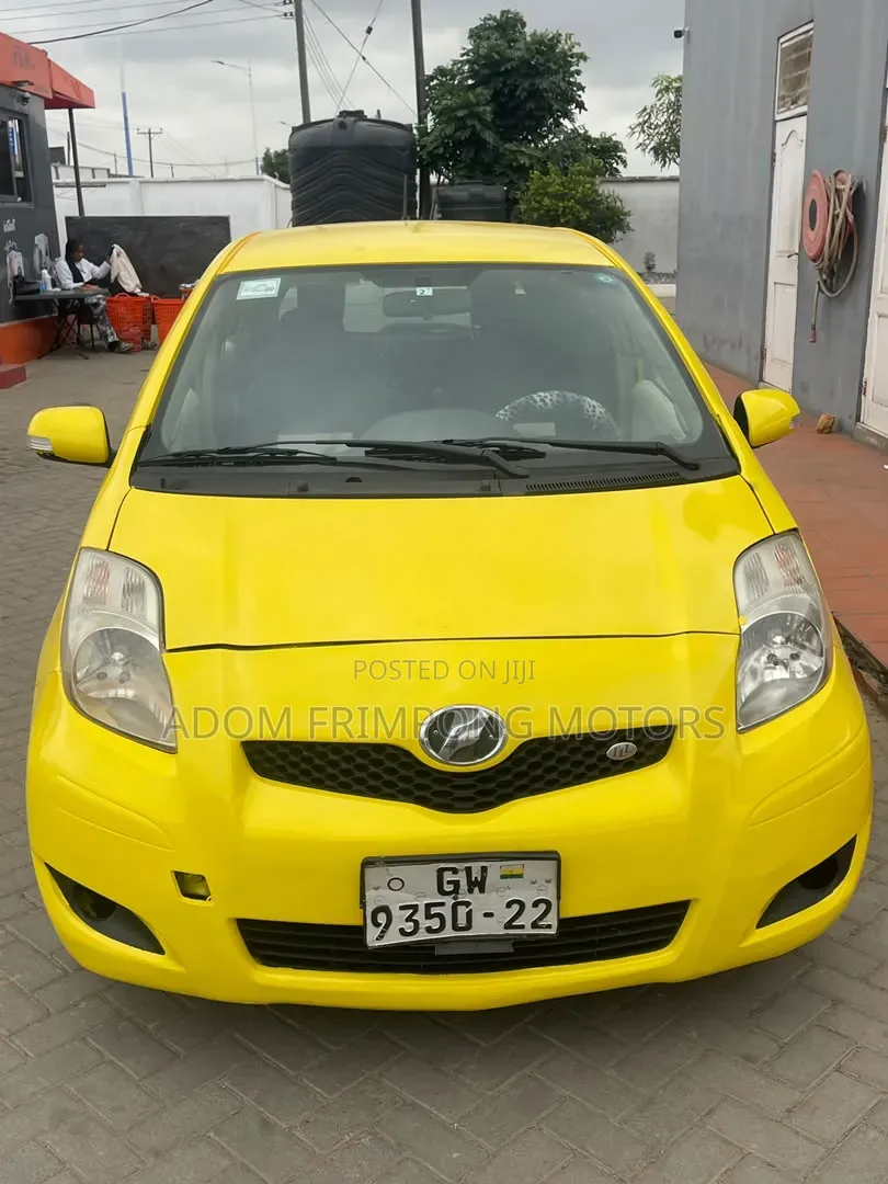 Toyota Vitz 2010 Yellow