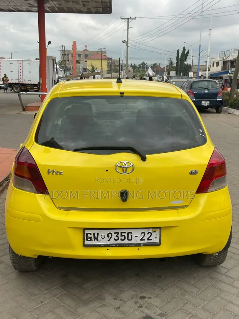 Toyota Vitz 2010 Yellow