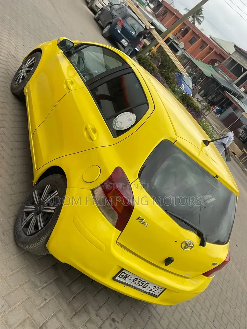 Toyota Vitz 2010 Yellow