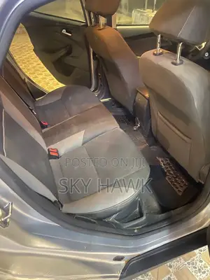Ford Focus S Sedan FWD (2.0L 4cyl 5M) 2012 Gray