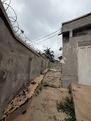 6bdrm House in Paraku, Kumasi Metropolitan for rent