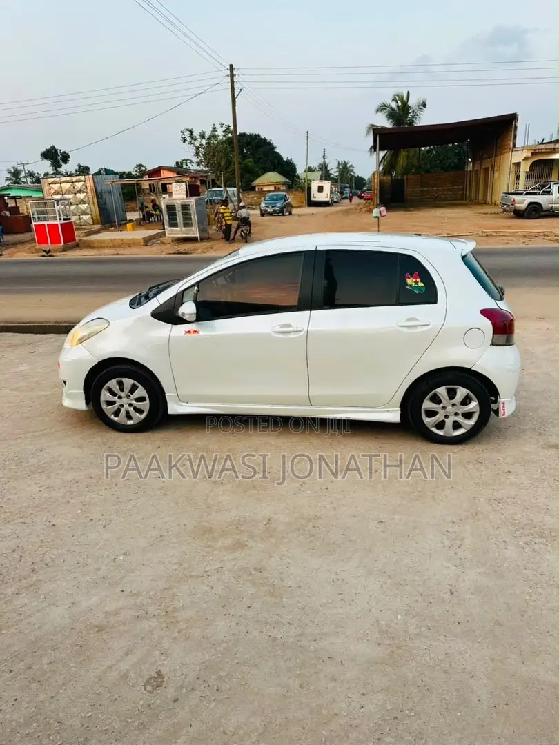 Toyota Vitz 2010 White