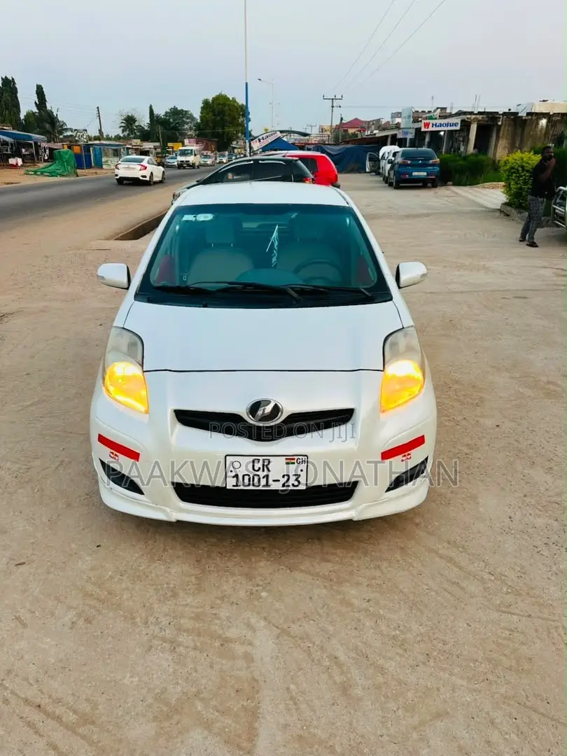 Toyota Vitz 2010 White