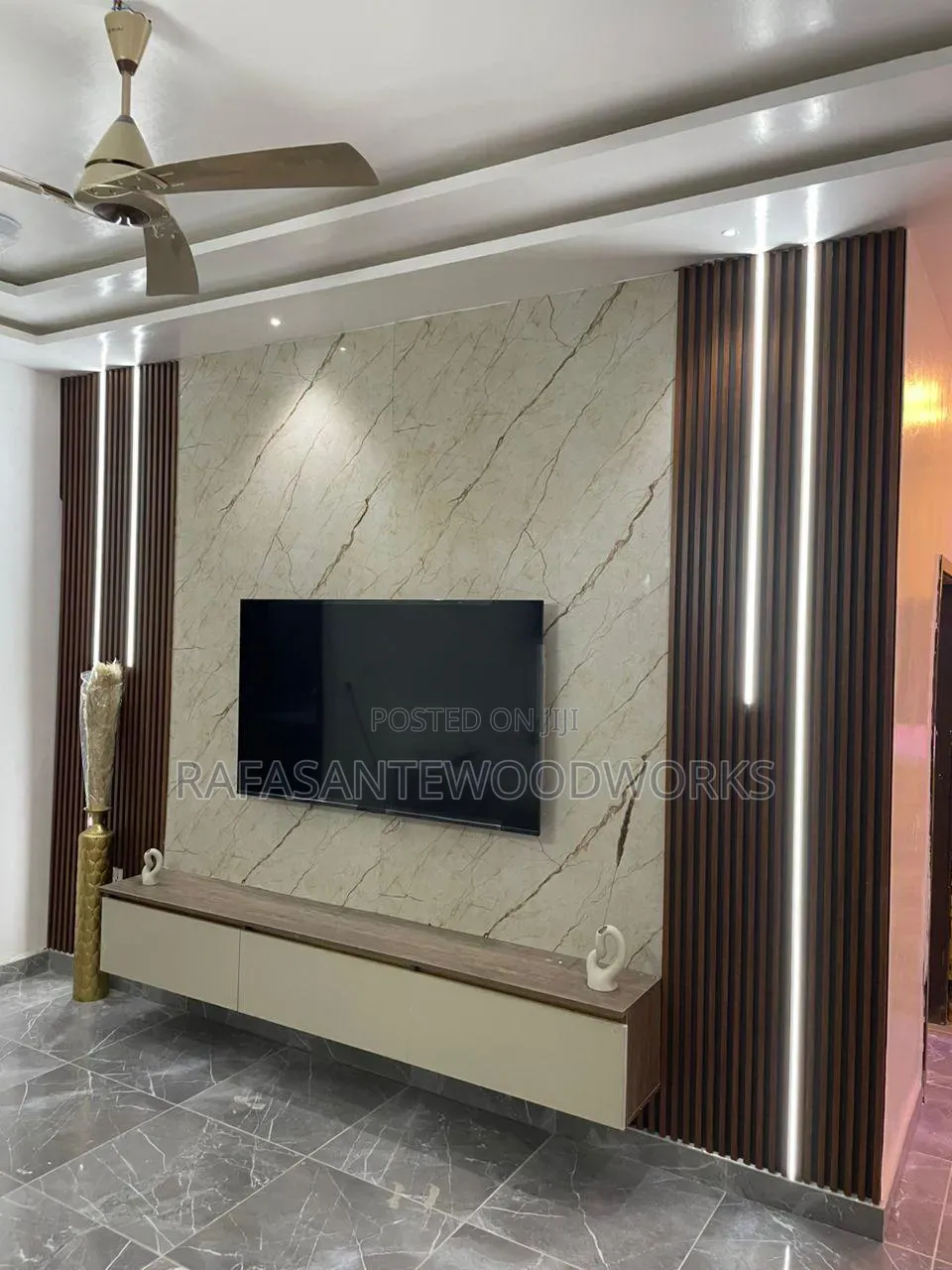 Raf in TV Unit With Well Panel