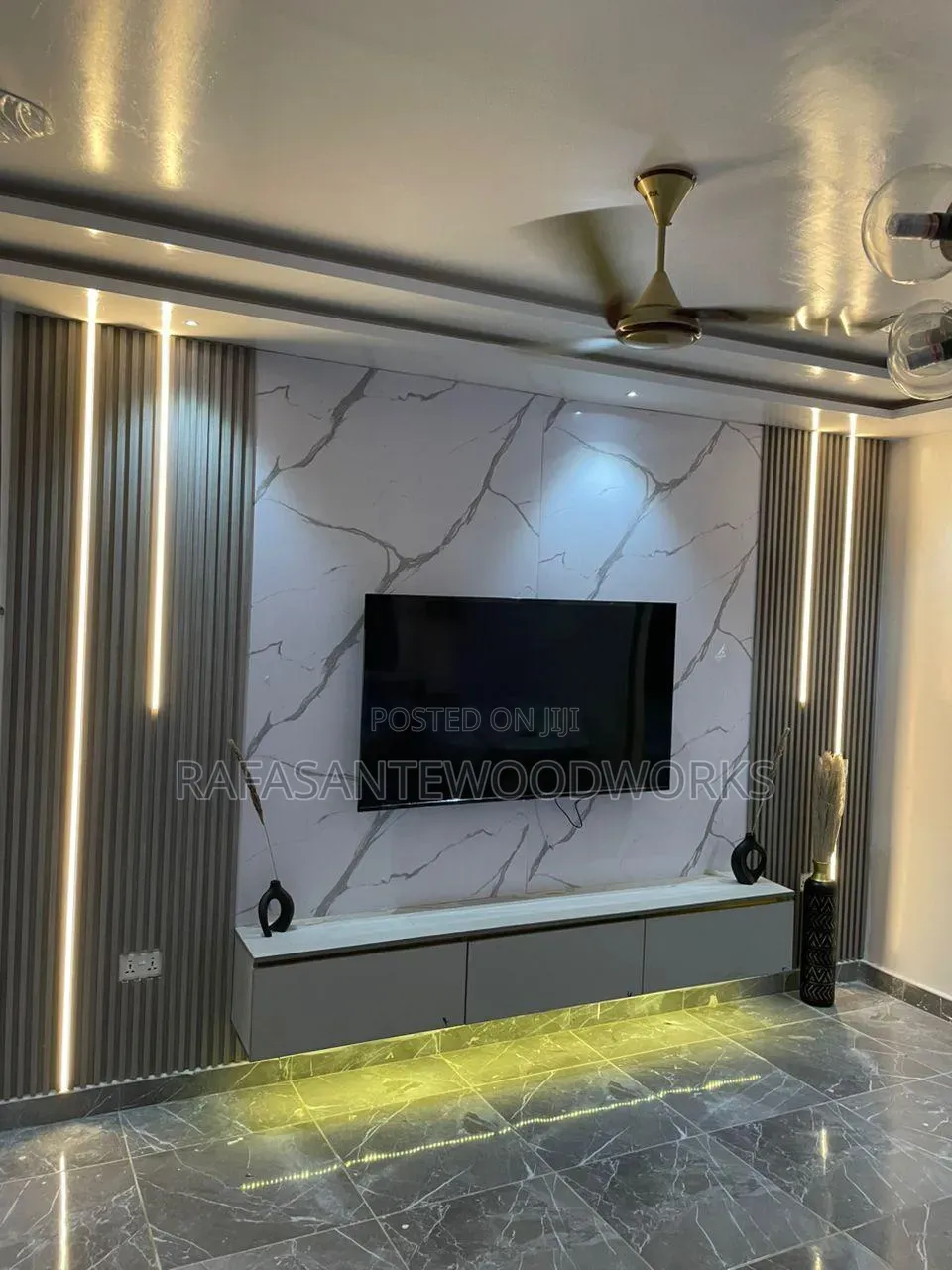 Raf in TV Unit With Well Panel
