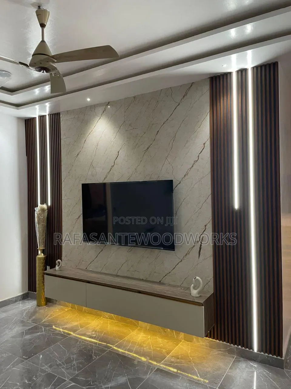 Raf in TV Unit With Well Panel