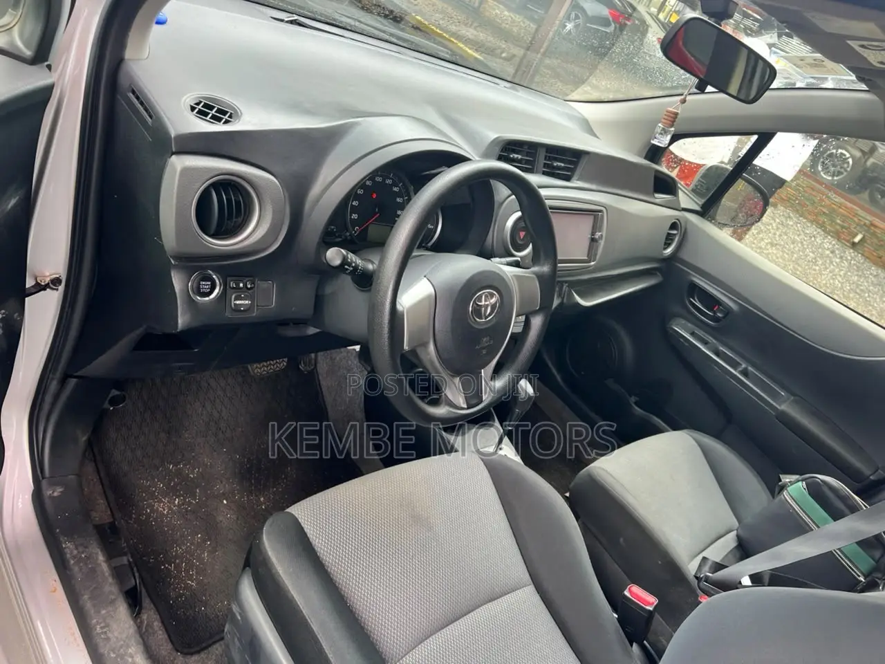 Toyota Vitz 2013 Silver