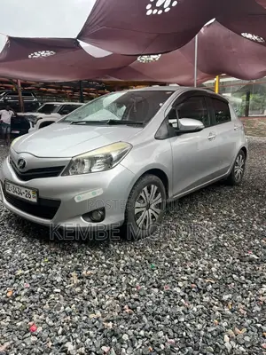 Toyota Vitz 2013 Silver