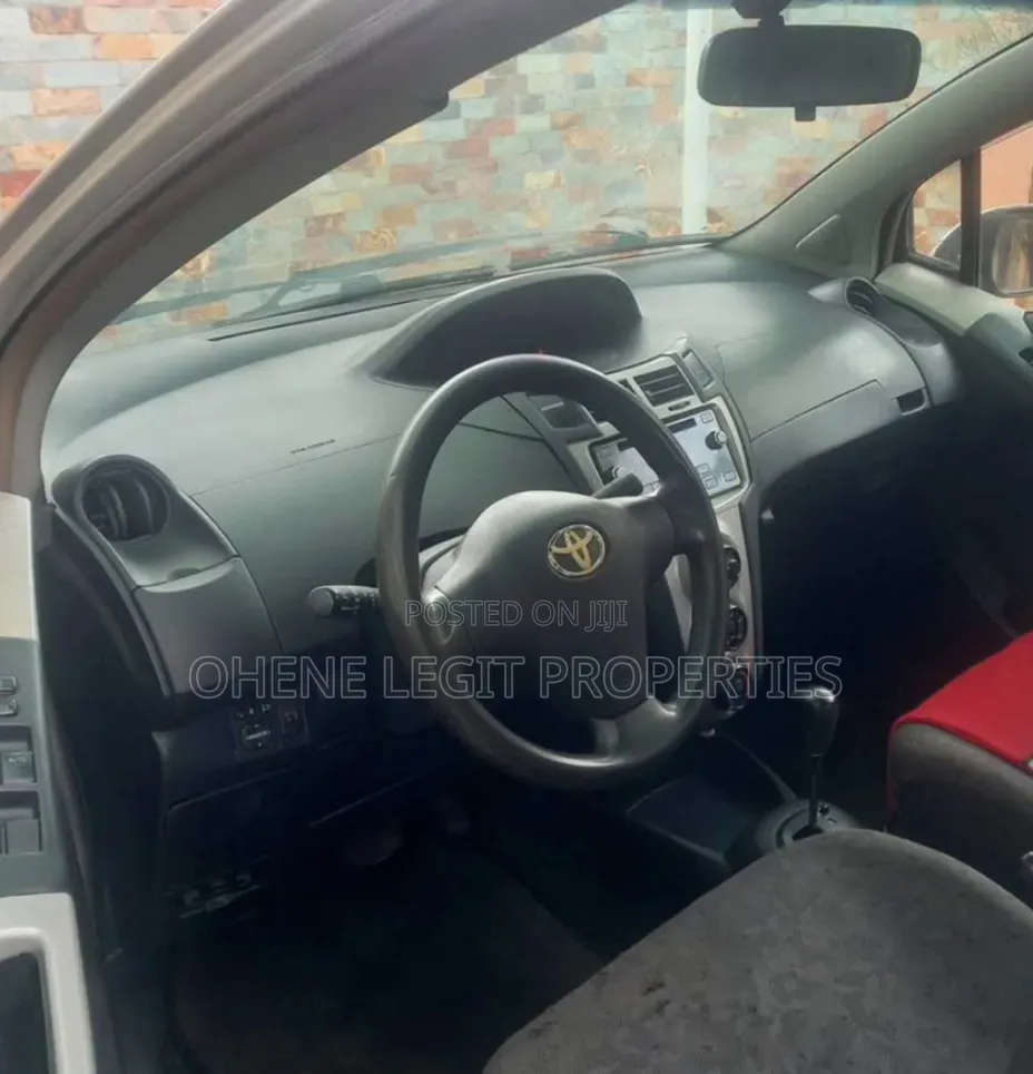 Toyota Vitz 1.0 FWD 3dr 2010 Gray