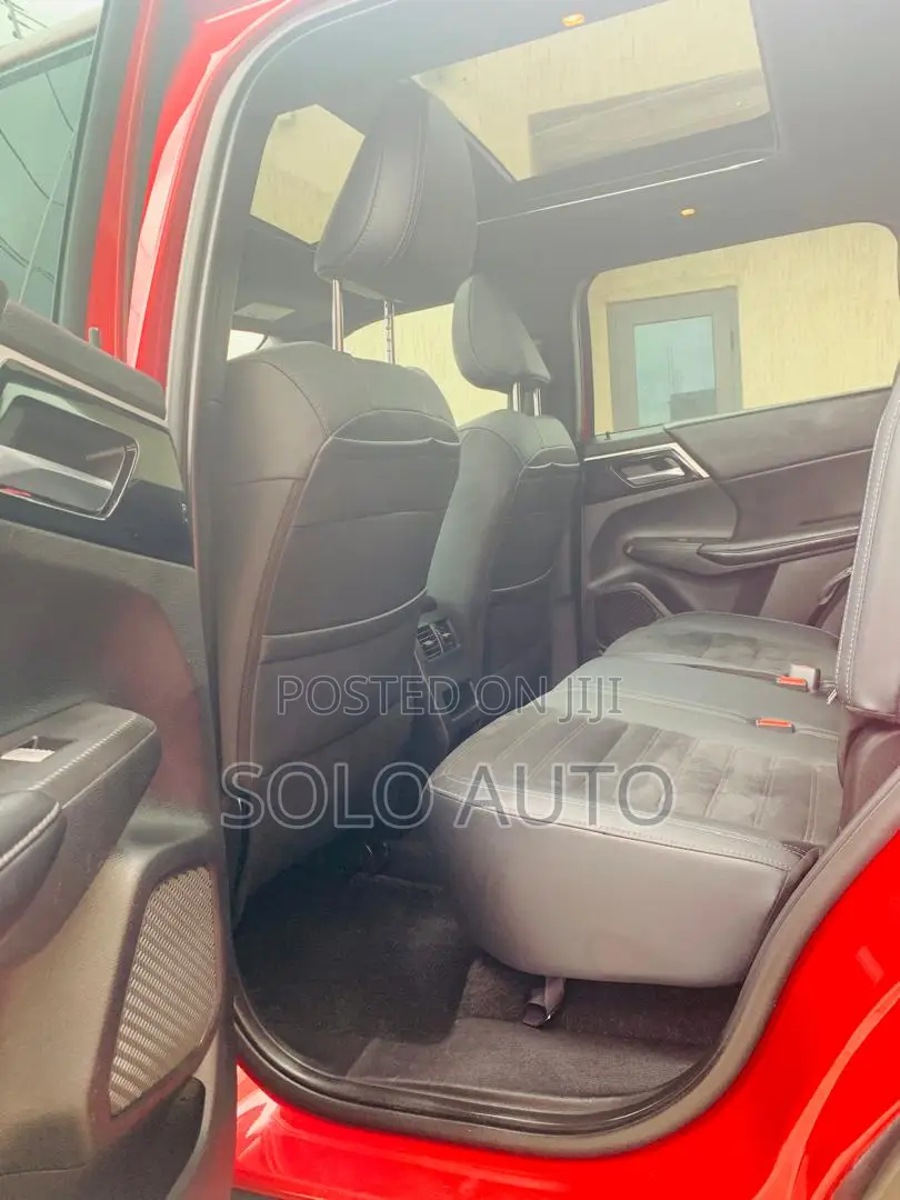 Mitsubishi Outlander SE Launch Edition 2022 Red