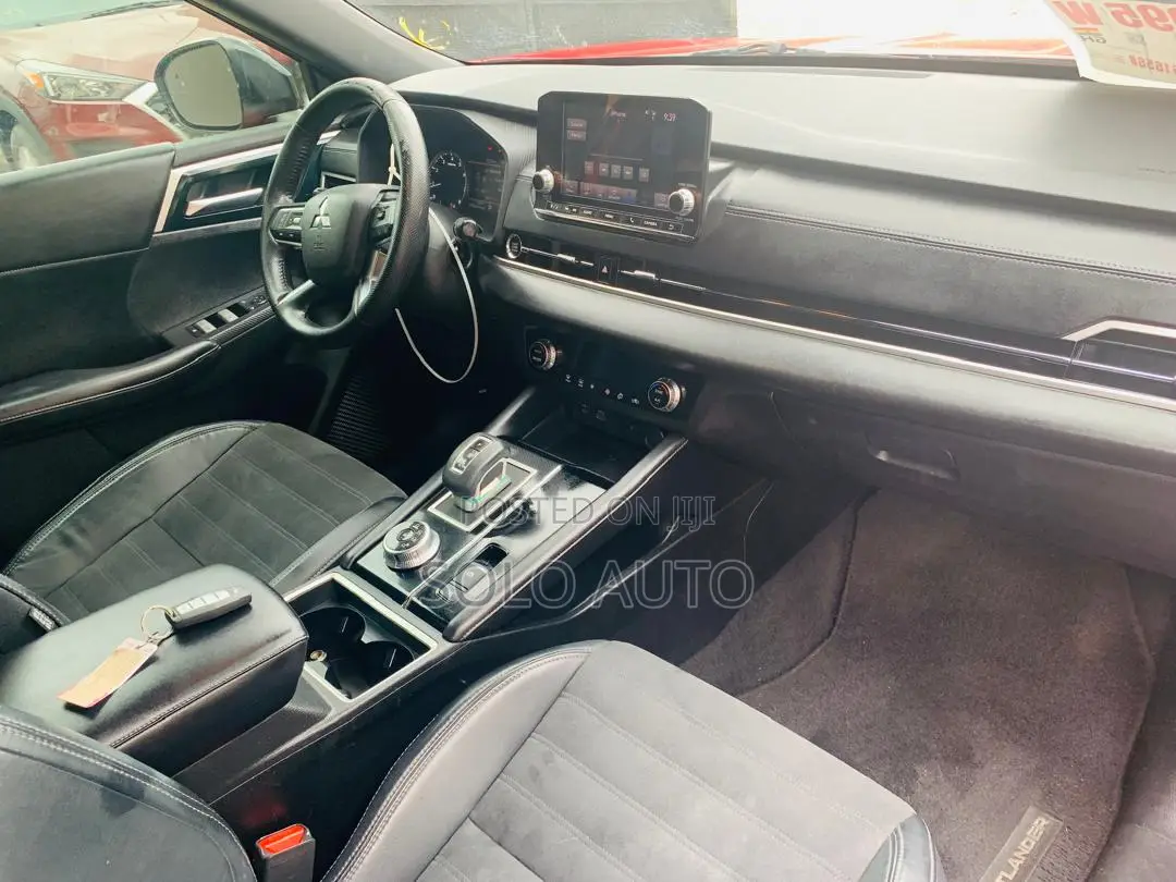 Mitsubishi Outlander SE Launch Edition 2022 Red