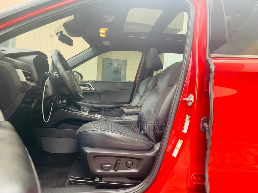 Mitsubishi Outlander SE Launch Edition 2022 Red