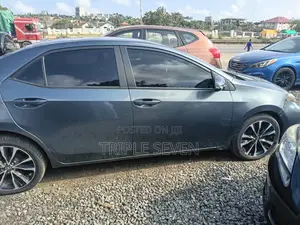 Toyota Corolla SE (1.8L 4cyl 6M) 2018 Gray