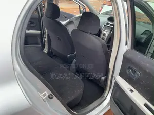 Toyota Vitz 1.3 FWD 3dr 2010 Silver