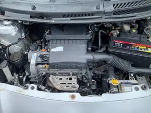 Toyota Vitz 1.3 FWD 3dr 2010 Silver