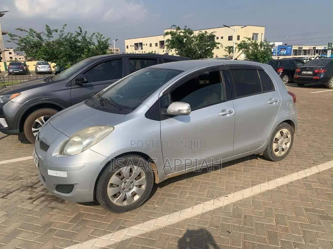Toyota Vitz 1.3 FWD 3dr 2010 Silver