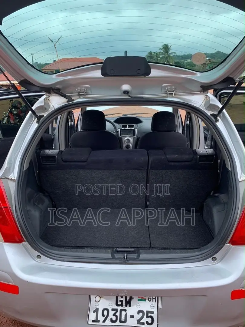 Toyota Vitz 1.3 FWD 3dr 2010 Silver