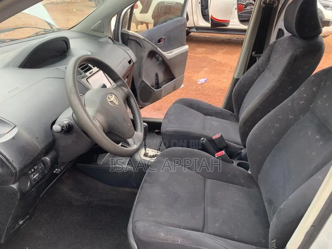 Toyota Vitz 1.3 FWD 3dr 2010 Silver