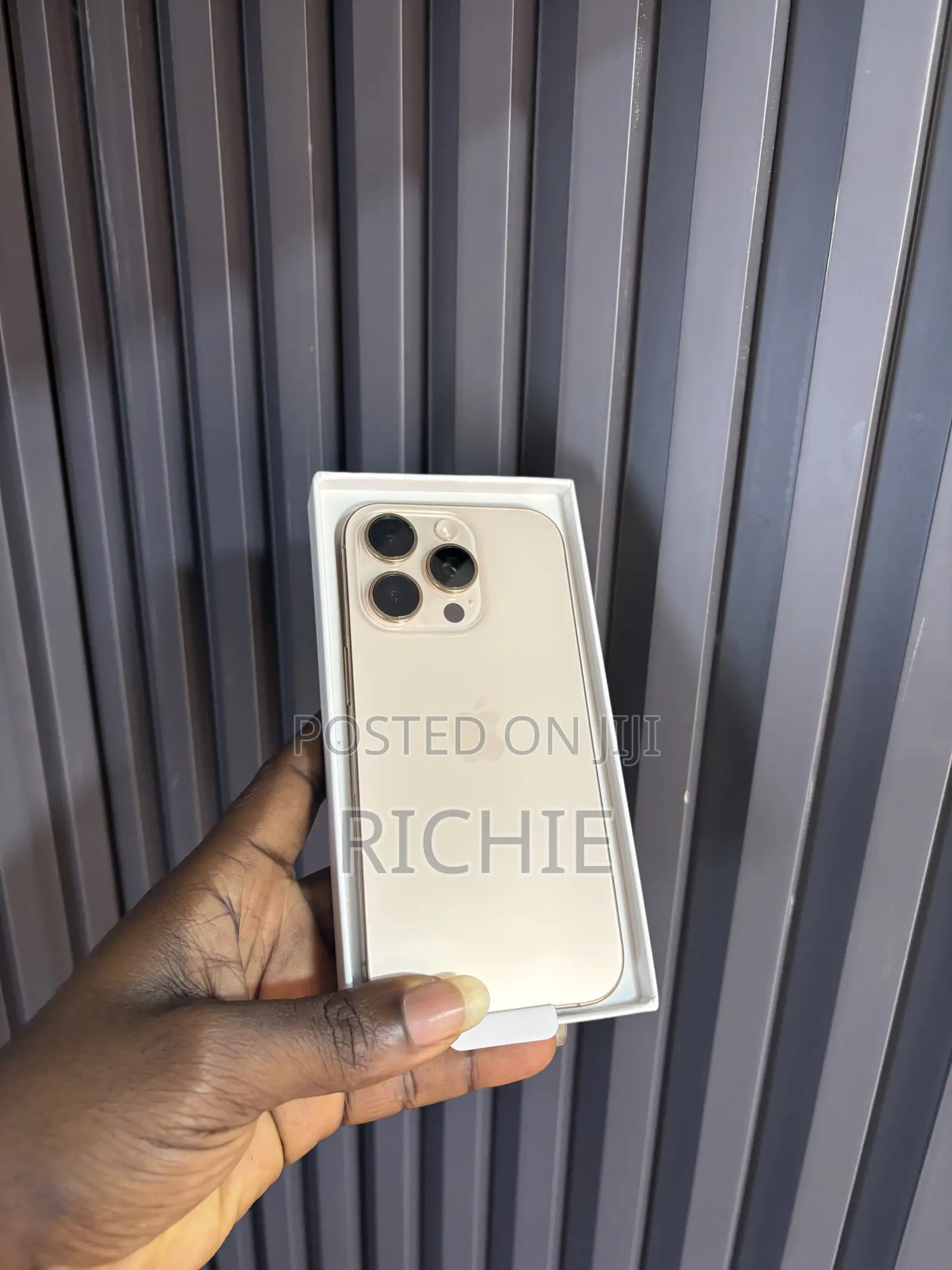 New Apple iPhone 16 Pro 256 GB Gold