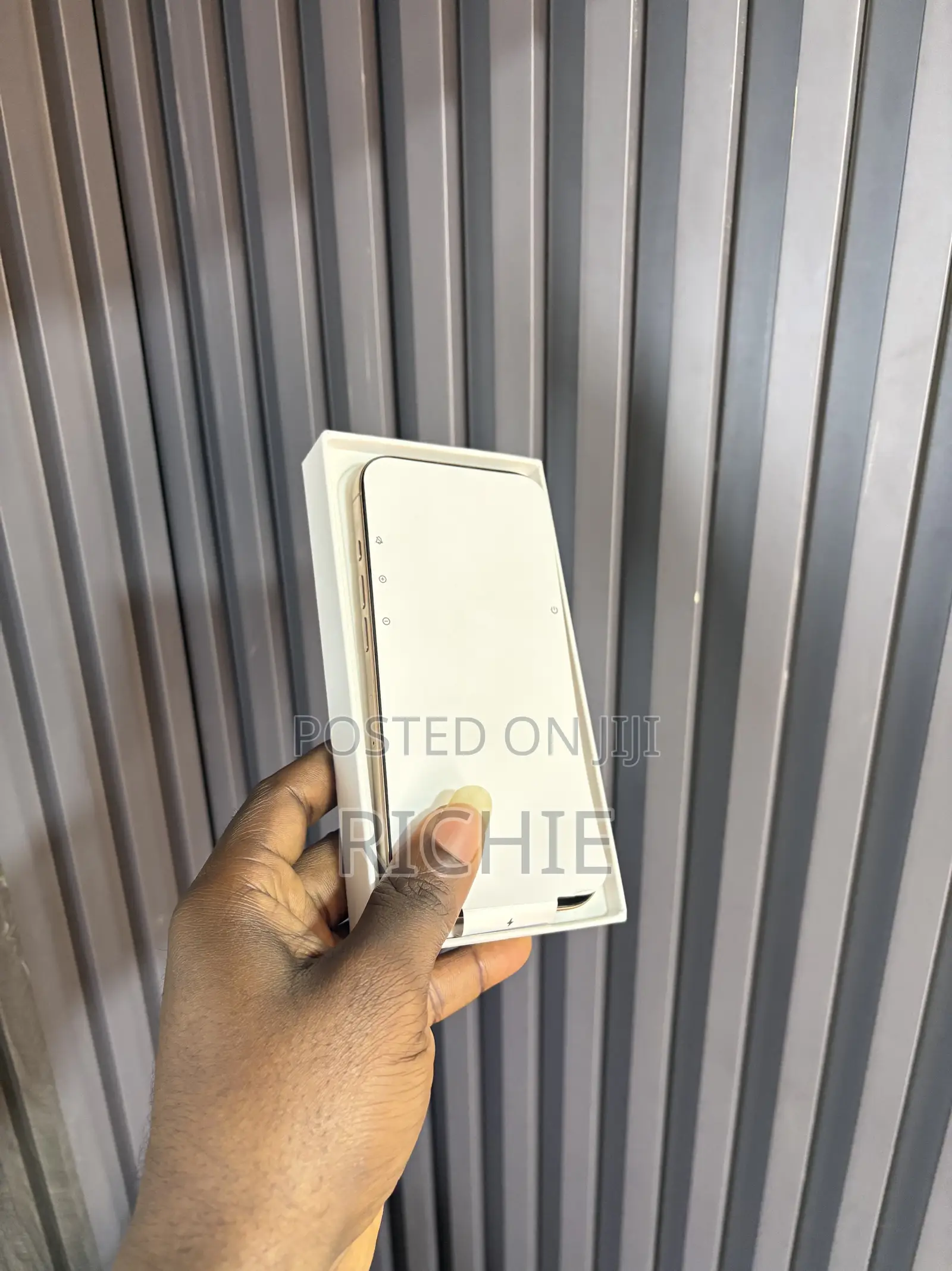 New Apple iPhone 16 Pro 256 GB Gold