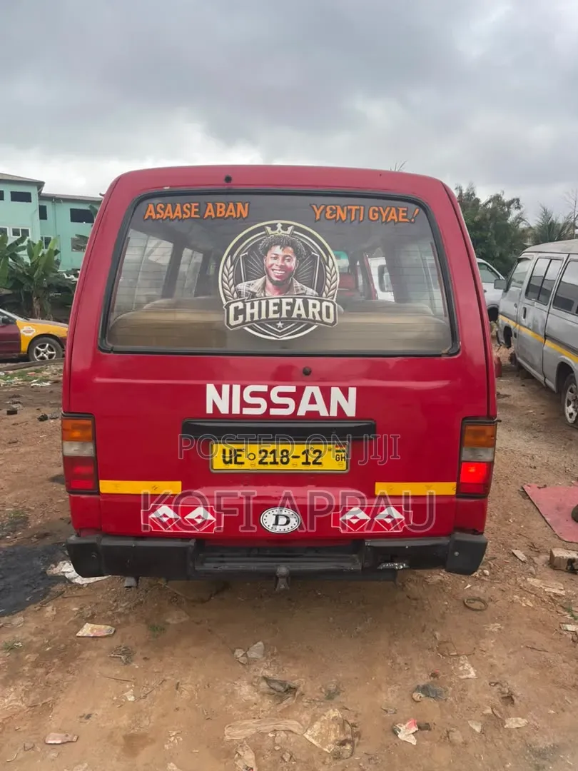 Nissan Caravan (Urvan) 1999 Red