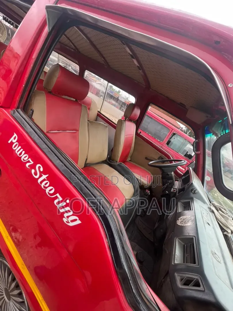 Nissan Caravan (Urvan) 1999 Red