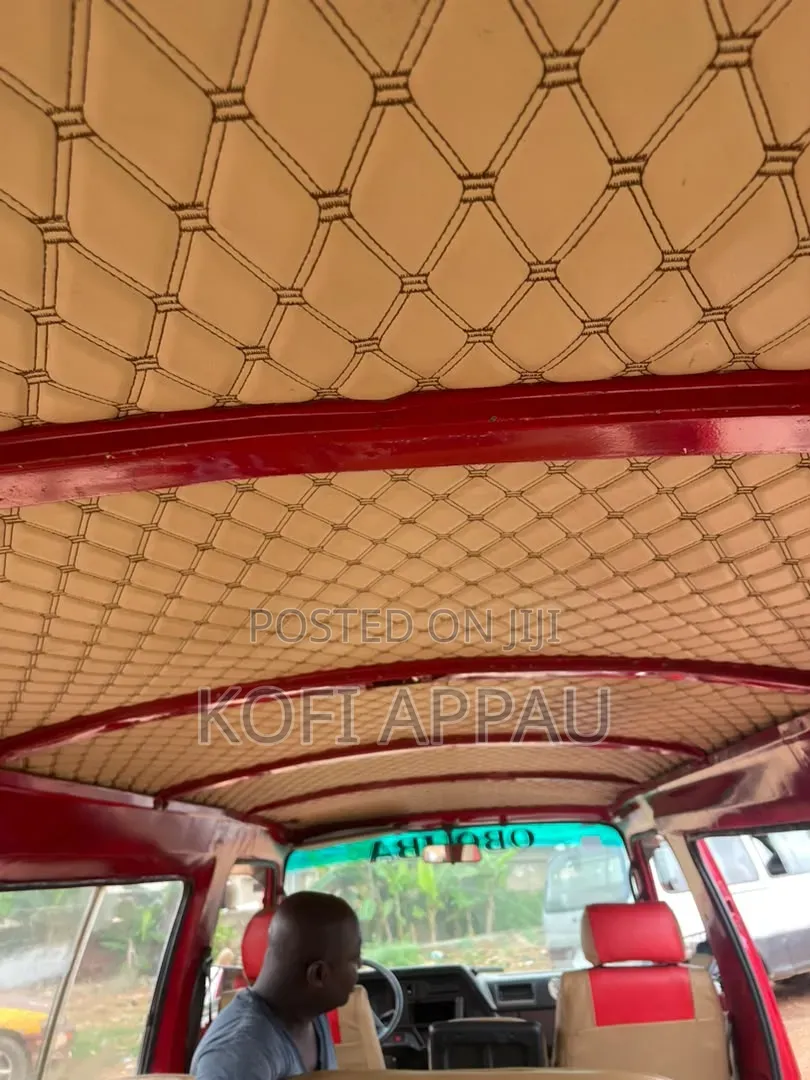 Nissan Caravan (Urvan) 1999 Red