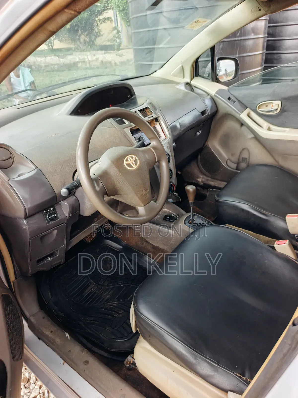 Toyota Vitz 2010 Silver