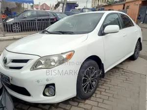 Toyota RAV4 LE AWD (2.5L 4cyl 6A) 2013 White